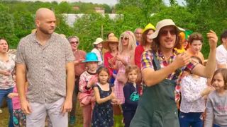 L'objectif de Julian Boutillot est de de mettre de la bonne humeur entre les rangs de tomates et de concombres.