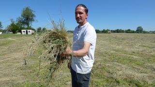 « Le foin de Crau est reconnu pour ses qualités nutritionnelles », souligne Clément Lajoux, qui en cultive 37 hectares à Raphèle-les-Arles. « Le foin de Crau est reconnu pour ses qualités nutritionnelles », souligne Clément Lajoux, qui en cultive 37 hectares à Raphèle-les-Arles.