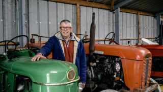 Mécanicien agricole, Daniel Clouet a constitué une collection de tracteurs anciens.