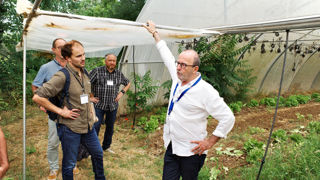 Adjoint au maire de Mouans-Sartoux (Alpes-Maritimes), Gilles Pérole fait visiter le domaine agricole municipal. Adjoint au maire de Mouans-Sartoux (Alpes-Maritimes), Gilles Pérole fait visiter le domaine agricole municipal.