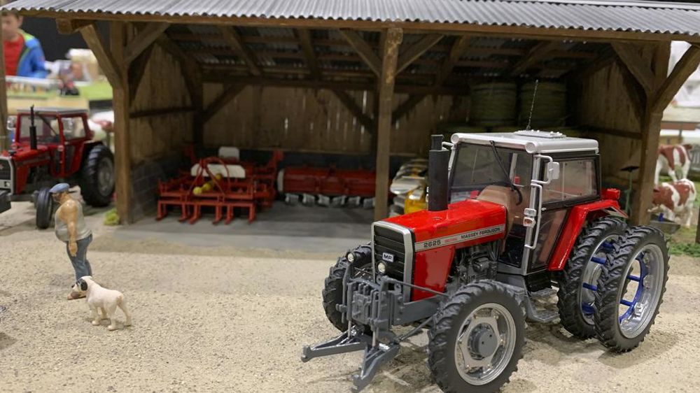 Ce joli Massey Ferguson série 2000, équipé d’un relevage avant et chaussé en roues étroites plus jumelage arrière, prend la pose dans la cour de ferme.