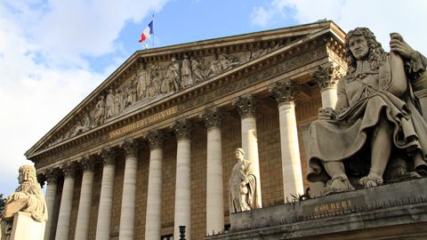 À quelques jours des élections législatives, des agriculteurs candidats et électeurs se rencontrent dans les Hauts-de-France.