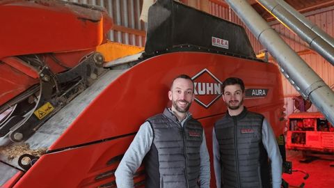 Le robot Kuhn Aura se distingue de ses concurrents par sa polyvalence, puisqu’il va se servir en autonomie au silo et n’a pas besoin de cuisine de stockage pour l’ensilage. Le robot Kuhn Aura se distingue de ses concurrents par sa polyvalence, puisqu’il va se servir en autonomie au silo et n’a pas besoin de cuisine de stockage pour l’ensilage.