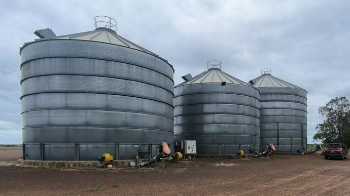 En Australie, les graines protéagineuses comme les céréales sont en général stockées chez les agriculteurs ou des prestataires en stockage et logistique.