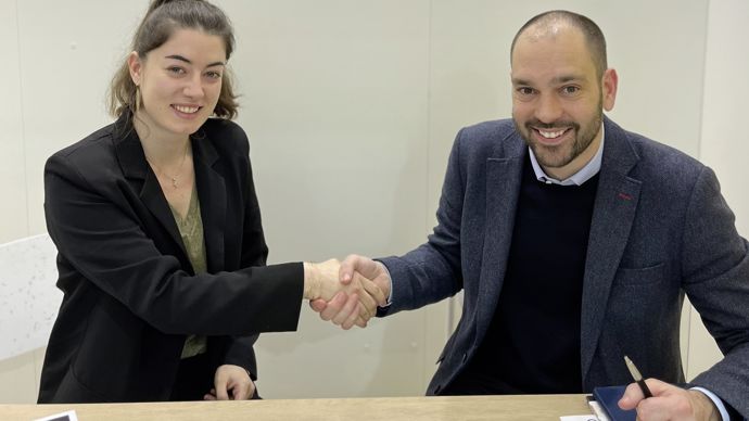 Signature d’une convention de partenariat entre Edouard Albertini, directeur achats et logistique de Compass Group France, et Emma Combalbert, chargée de développement Graines et légumineuses chez Qualisol, une des coopératives qui va fournir cet opérateur de la restauration collective en légumes secs.