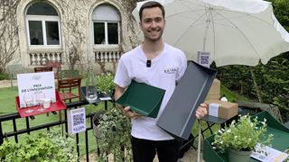 Balconie existe en quatre coloris au choix : gris anthracite, vert parisien, bleu gentiane et rouge rubis. Balconie existe en quatre coloris au choix : gris anthracite, vert parisien, bleu gentiane et rouge rubis.