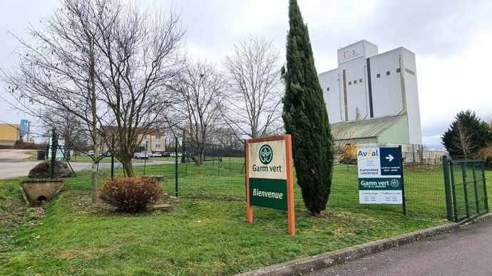 Au niveau du siège d'Avéal, à Charolles (Saône-et-Loire), l'usine d'aliments est transférée à la société Philicot. Le dépôt d'appro et le magasin Gamm vert sont repris par la coopérative Bourgogne du Sud.