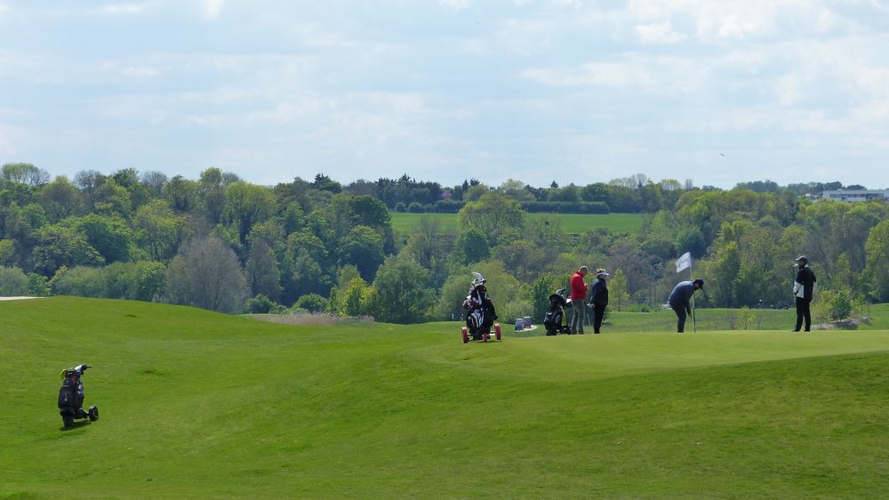 Fertilis est commercialisé en exclusivité sur le marché des espaces verts par Frayssinet pour des applications sur les gazons des golfs et des terrains de sport.