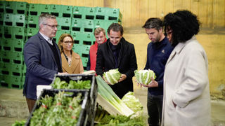 Le 23 avril 2024, Tony Estanguet, président du comité d'organisation, et Alexandre Bompard, PDG de Carrefour France, visitent une ferme sélectionnée pour fournir les Jeux olympiques. Le 23 avril 2024, Tony Estanguet, président du comité d'organisation, et Alexandre Bompard, PDG de Carrefour France, visitent une ferme sélectionnée pour fournir les Jeux olympiques.