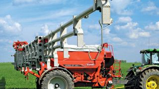 L'épandeur pneumatique de Kuhn est aussi capable d'implanter les couverts avant moisson. L'épandeur pneumatique de Kuhn est aussi capable d'implanter les couverts avant moisson.
