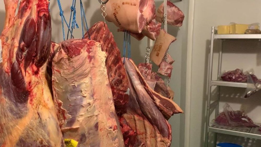 Viande bovine dans une chambre froide.