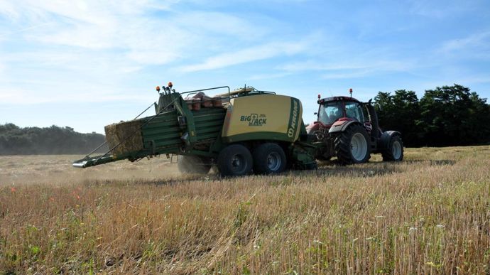 Les presses à balles cubiques haute densité offrent un débit de chantier très important, mais sont trois fois plus chères à l’achat. Ces chantiers ne peuvent donc être réalisés que par des Cuma ou ETA.