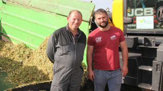 Plutôt que de réinvestir dans un silo en béton, Bertrand Busson (à gauche) a préféré opter pour un ensilage en poche souple. La prestation est assurée par Alexandre Le Berrigaud, de l’ETA David et Yvon.