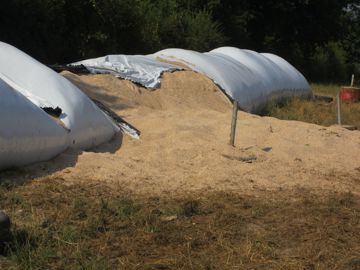 bâche d'un silo éventrée