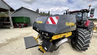 Claydon présente une trémie frontale de 2 750 litres de capacité.