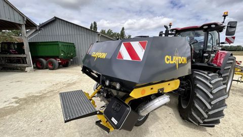 Claydon présente une trémie frontale de 2 750 litres de capacité.