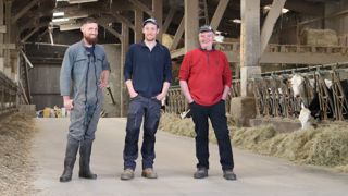 Théo, Valentin et Jérôme Poulet (de gauche à droite) gèrent ensemble le Gaec du Luthau. Jérôme a assuré la gestion de l'exploitation seul pendant quinze ans avant d'être rejoint par ses deux fils en 2012 et en 2019..