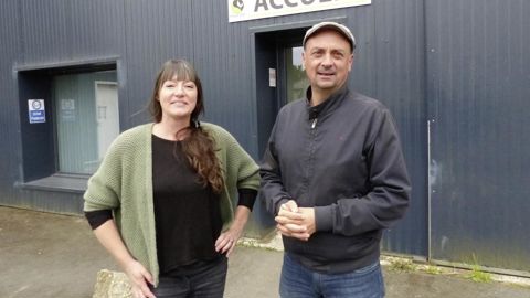 Emmanuelle Leroy, responsable commerciale plants, et Fabris Tréhorel, le président de Douar Den, expliquent que la plupart des décisions prises par la coopérative émane d’un consensus entre les producteurs et les négociants.