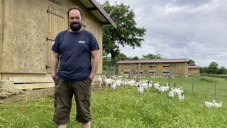 Sébastien Porte élève des poulets du Bourbonnais en aimant cette race ancrée dans l’histoire locale. Sébastien Porte élève des poulets du Bourbonnais en aimant cette race ancrée dans l’histoire locale.