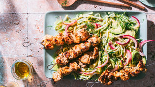 Brochettes marinées accompagnées d'une salade fraîcheur. Brochettes marinées accompagnées d'une salade fraîcheur.
