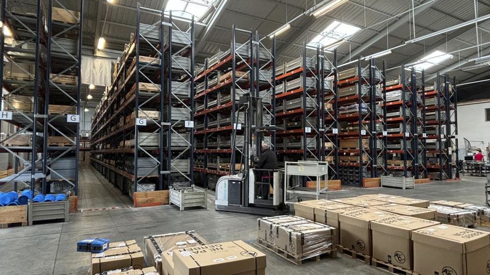 Le bâtiment de logistique recense cinq préparateurs de commandes pour assurer l’envoi d’environ 10 t de produit par jour dans l’Europe entière.