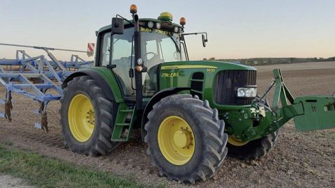 La longévité de la gamme VX-R Tractor est renforcée par un composé unique résistant à l’usure. La longévité de la gamme VX-R Tractor est renforcée par un composé unique résistant à l’usure.