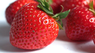La Direction de la répression des fraudes (DGCCRF) annonce la condamnation d'un grossiste à plus de 100000 euros d'amende pour avoir menti sur l'origine de fruits rouges. La Direction de la répression des fraudes (DGCCRF) annonce la condamnation d'un grossiste à plus de 100000 euros d'amende pour avoir menti sur l'origine de fruits rouges.