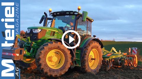 Le John Deere 6R 150 en dévers au déchaumage et au transport Le John Deere 6R 150 en dévers au déchaumage et au transport