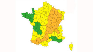 Météo-France élargit à 28 départements le long d'un axe allant de l'est pyrénéen aux Ardennes son alerte orange pour les orages ce mardi 13 août 2024.