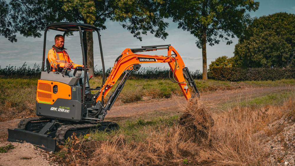Develon mise sur la polyvalence des chantiers offerte par sa nouvelle minipelle électrique DX20ZE de 2 t et à zéro déport.