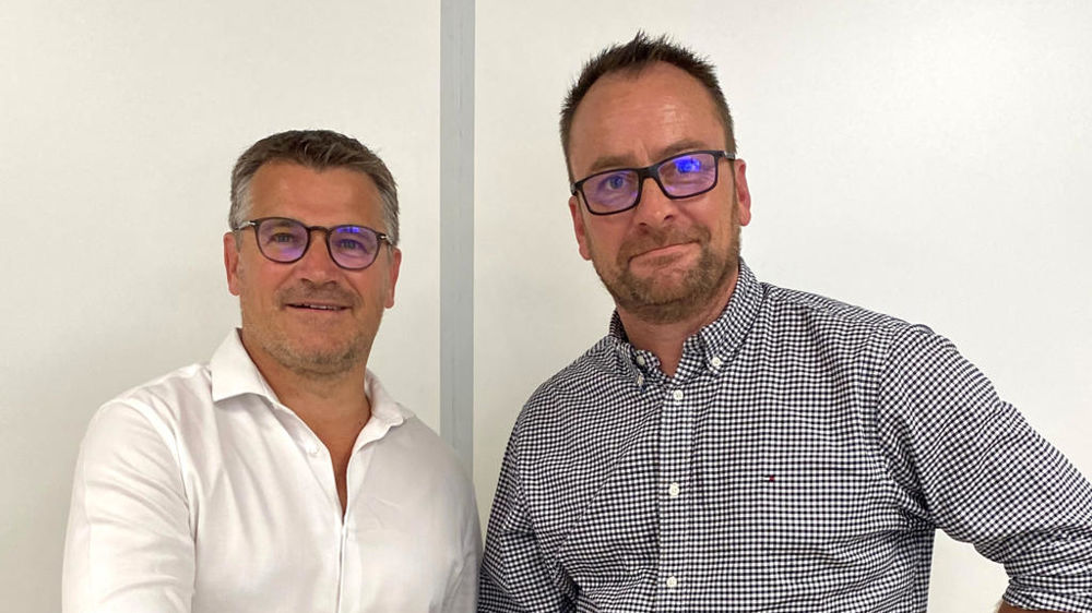 De gauche à droite : Frank Fleury, directeur commercial de Massey Ferguson France et Alexandre Romary, gérant des établissements Georges Équipement. De gauche à droite : Frank Fleury, directeur commercial de Massey Ferguson France et Alexandre Romary, gérant des établissements Georges Équipement.