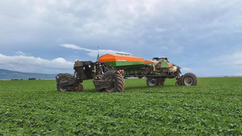 Amazone a combiné les systèmes d’épandage et deux trémies de 10 000 litres de son épandeur traîné ZG-TS. Amazone a combiné les systèmes d’épandage et deux trémies de 10 000 litres de son épandeur traîné ZG-TS.