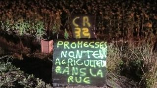 Pour dénoncer les annonce du ministre de l'Agriculture sur la prise en charge du vaccin contre la grippe aviaire, la Coordination rurale a recouvert tous les radars dans le Gers. Pour dénoncer les annonce du ministre de l'Agriculture sur la prise en charge du vaccin contre la grippe aviaire, la Coordination rurale a recouvert tous les radars dans le Gers.
