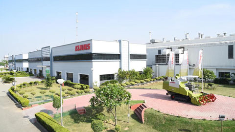 L'usine de Chandigarh est capable de produire 800 petites moissonneuses batteuses par an. L'usine de Chandigarh est capable de produire 800 petites moissonneuses batteuses par an.