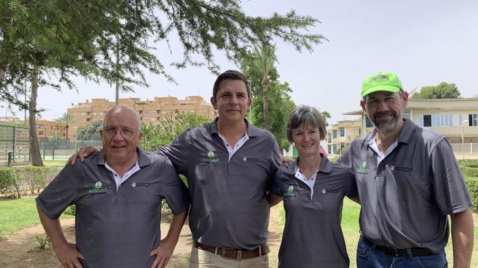 De gauche à droite, Marc Loré, business development manager pour AECI Plant Health, Ardan Hite, biologiste, Karin Stoll, en charge des ventes à l’international, et Hennie Greyling, en charge des ventes en Europe et en Asie.