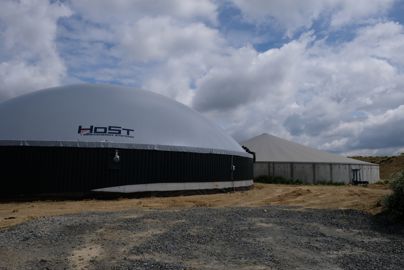 L’unité de méthanisation compte une fosse de stockage du digestat couverte de 9 000 m3 et bientôt une seconde fosse couverte de 4 000 m3. Ceci permet de réduire la volatilisation