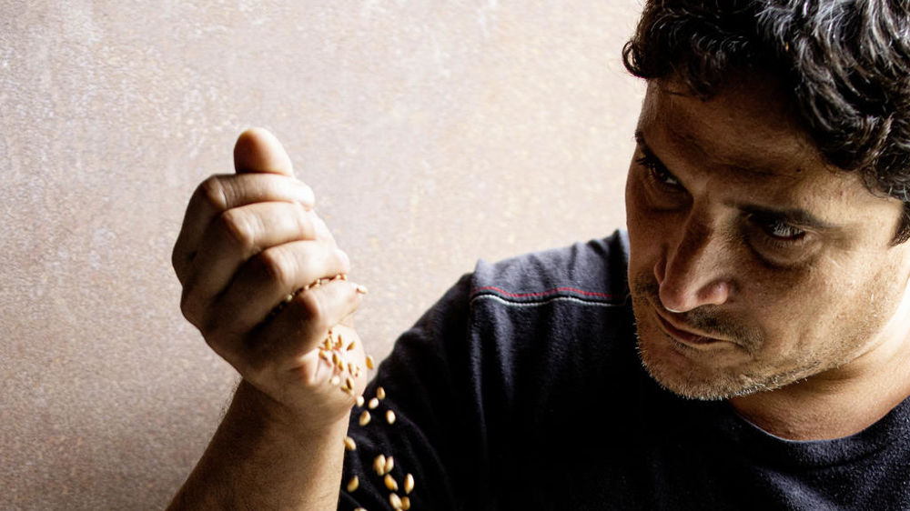 Au sein de ses boulangeries Mitron Bakery comme dans ses cuisines, le chef Mauro Colagreco prône traçabilité, transparence et durabilité, avec des farines fraîches, moulues sur meules de pierre Astrié.