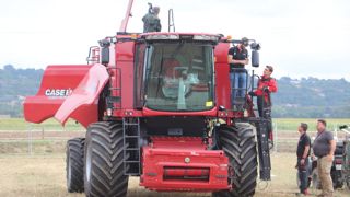 Véritables stars du salon Innov-Agri, les machines de récolte sont préparées et astiquées jusqu'à la dernière minute. Véritables stars du salon Innov-Agri, les machines de récolte sont préparées et astiquées jusqu'à la dernière minute.