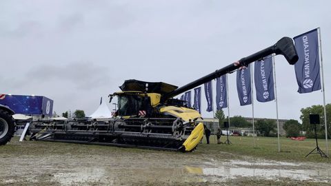 Moissonneuse batteuse New Holland CR11
