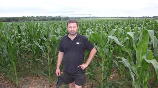 Simon Baille-Barrelle estime qu’avec ses sondes, il valorise parfaitement chaque litre d’eau apporté à sa culture.