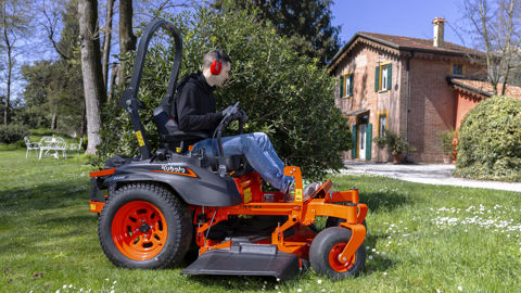 Le modèle professionnel Kubota Z4-541 renforce l'offre de la marque en machines à braquage zéro. Le modèle professionnel Kubota Z4-541 renforce l'offre de la marque en machines à braquage zéro.