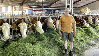 Équipé de deux robots de traite, Philippe Barbier (Haute-Marne) récolte et distribue de l’herbe à l’auge à son troupeau de simmentals tous les jours. Équipé de deux robots de traite, Philippe Barbier (Haute-Marne) récolte et distribue de l’herbe à l’auge à son troupeau de simmentals tous les jours.
