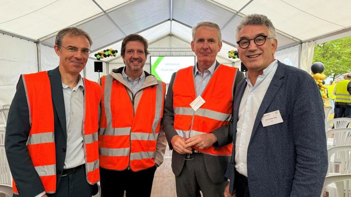 A l’occasion de ses dix ans, Mixscience a ouvert les portes de son usine de Château-Gontier (Mayenne), vendredi 6 septembre. De gauche à droite : Jean-Marc Salaun (Mixscience), Fabio Zavickis (Salus), Jean-Pierre Paillot (Fondation Avril), Jean-Philippe Puig (Avril).