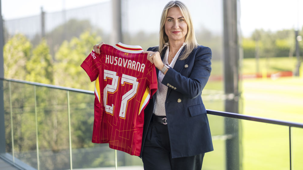 Yvette Henshall-Bell, présidente de la division Europe Forêt & Jardin d'Husqvarna, avec le maillot du célèbre club.