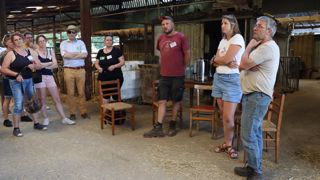 Après la formation, « j’ai eu l’impression que la pression avait baissé », se souvient Rémi Forget, à gauche, accompagné d'Alexandra Fricotteau et de Vincent Forget, qui témoignaient lors du congrès annuel de Gaec & Sociétés à Sedan (Ardennes) en juin 2024.
