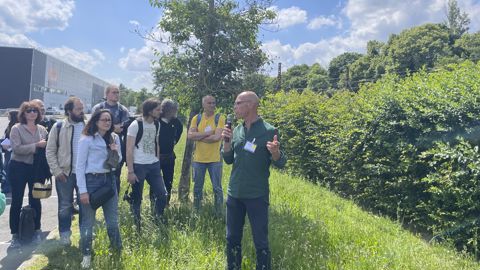 Le paysagiste Olivier Jacqmin a animé la visite d'une friche urbaine à Dammarie-les-Lys (77).