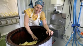 Marion Henry, une des associés du Gaec Le Buis Sonnant, dans les Côtes-dArmor, transforme tout le lait à la ferme.