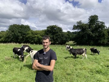 Maxime Biton éleveur dans les Côtes-d'Armor et ses bretonnes pie noir