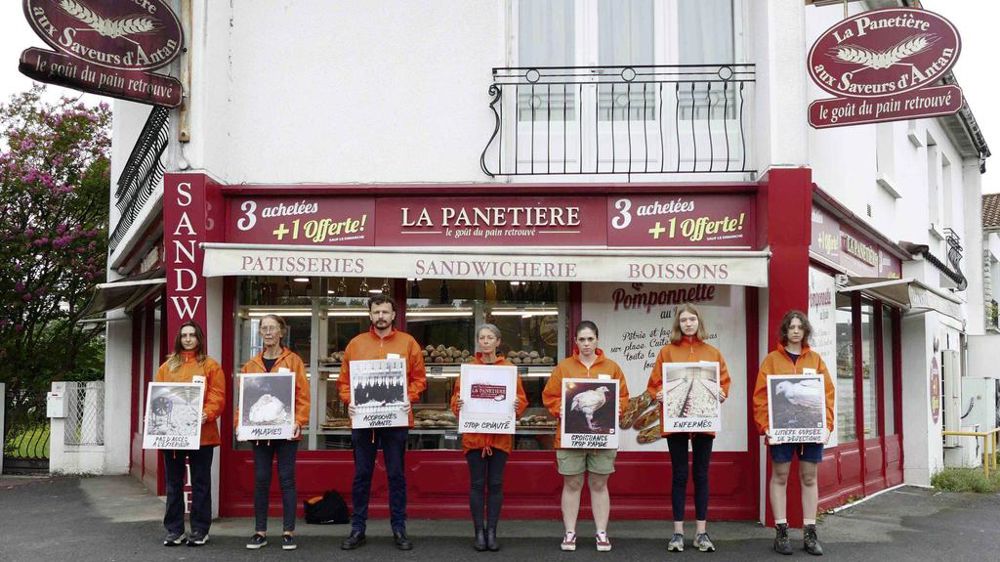 À Pau,sept militants de L214 étaient réunis devant l'une des boulangerie de La Panetière.