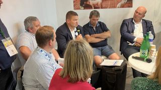 « On n’a pas assez cherché à valoriser la protéine différemment. Il y a de la valeur à aller chercher sur la protéine. Il n’est pas possible de faire reporter ce manque de compétitivité sur les producteurs », a avancé Yohann Barbe, président de la FNPL, dans un contexte où les cours du beurre flambent mais pas ceux de la poudre maigre.